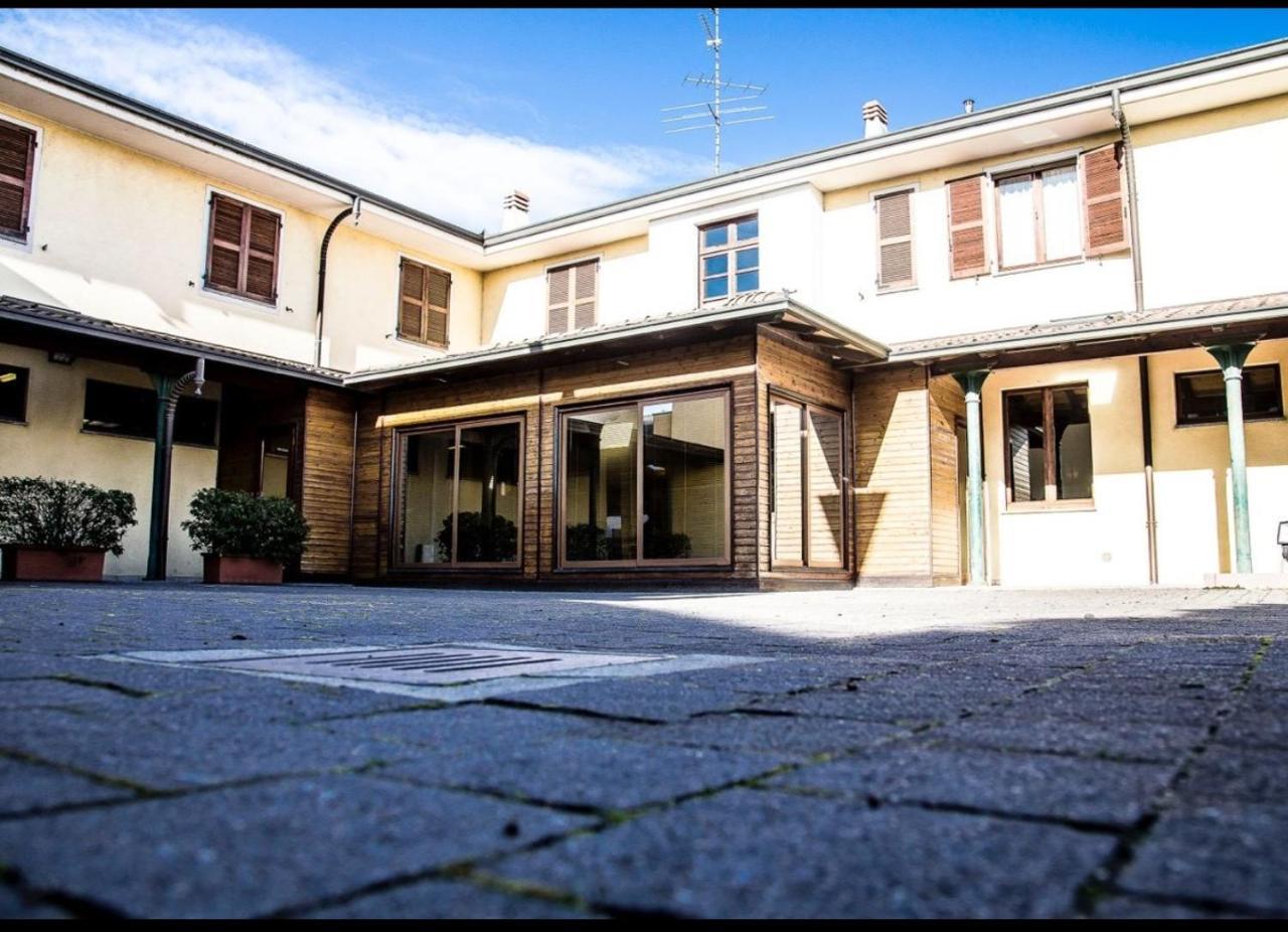 Manfredi Ristorante Con Alloggio Romentino Exterior foto